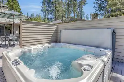 Image de Magnifique maison de plain-pied avec bain à remous privé, baby-foot et laissez-passer Sharc Gratuit