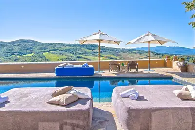 Image de Villa, piscine privée, club house, table de billard, vue imprenable, barbecue en plein air et four à pizza, jardin privé, coin repas extérieur, attractions à proximité, villes historiques de l'Ombrie