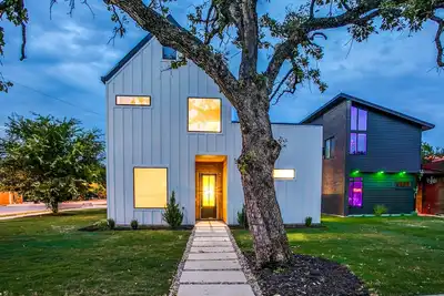 Image de Centre-ville White-Tree House avec piscine privée chauffée et terrasse sur le toit