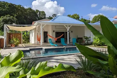 Image de villa sud de la Martinique avec piscine spa au sel