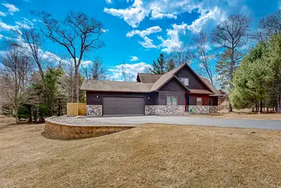 Image de Nouvelle Liste! Maison au bord du lac avec golf sur place, piscine partagée, bain à remous - chien-ami