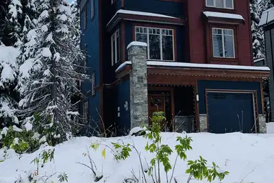 Image de Moonbeam - Belle maison moderne et améliorée sur la colline - 12 personnes