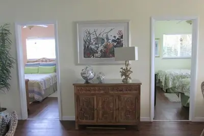 Image de Fabuleux Waterfront Pool Two Level Home