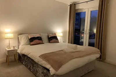 Image de Appartement lumineux et spacieux en centre ville avec parking gratuit!
