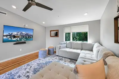 Image de Nouveau lotissement South Slope, ascenseur privé, terrasse sur le toit, ville et Mtn. Vues