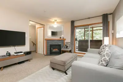 Image de 90 Glaciers Reach, cette maison 2br a un bain à remous et une piscine à Whistler Village