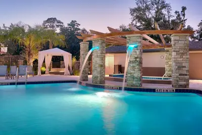 Image de Très grand lit. Petit déjeuner gratuit. Piscine extérieure et bain à remous. 10 minutes de l'U de Floride.