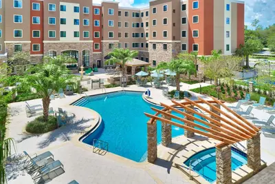 Image de Suite King à 10 minutes de l'U de Floride. Petit déjeuner gratuit. Piscine extérieure et bain à remous.