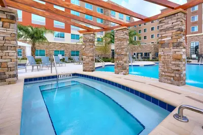 Image de Près de l'U de Floride. Petit déjeuner gratuit. Piscine extérieure et bain à remous. Idéal pour les groupes!