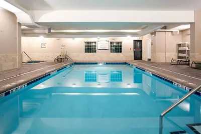 Image de Sur la rivière Missouri. Piscine intérieure et bain à remous. Petit déjeuner gratuit. Idéal pour les groupes!