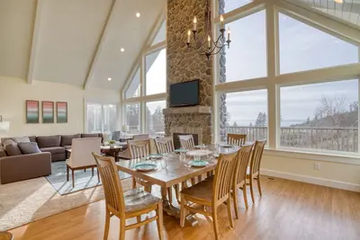 Image de Maison spectaculaire sur une propriété de 3 acres avec vue sur l'océan, bain à remous, foyer et structure de jeu