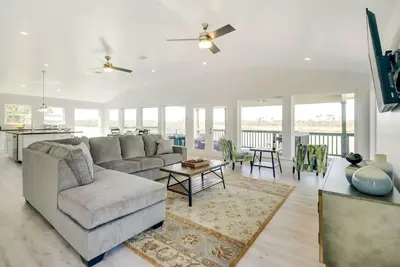 Image de Nouveau! Maison moderne de San Jacinto avec terrasse au bord de l'eau!