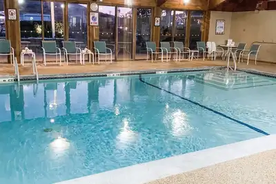 Image de Condo Ă Gilford avec piscine, Ă pied de la plage, Ă 7 minutes de Gunstock