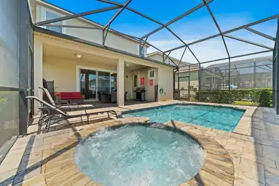 Image de 4bd / 3 moderne. Maison 5b avec piscine près de Disney World