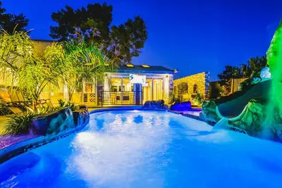 Image de 9db / 8ba maison spacieuse avec piscine de style Resort!