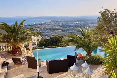 Image de Villa Avec Vue Extraordinaire Sur La Baie De Rosas Avec Piscine Et Jacuzzi