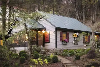 Image de Adorable chalet historique - à 800 mètres du centre-ville de Clayton