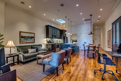 Image de Sheridan Suite, magnifique centre-ville, haut de gamme, suite de style loft sur la rue Main
