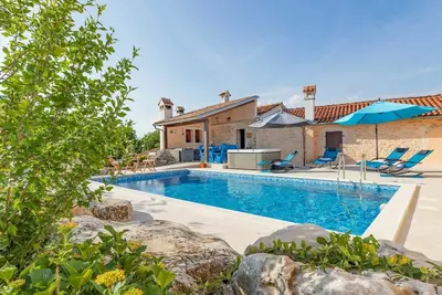 Image de Appartement avec Wifi, piscine privée, climatisation, bain à remous, Tv, terrasse, parking