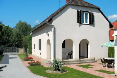 Image de Belle maison de vacances privée avec piscine privée, Tv, terrasse, animaux admis et parking