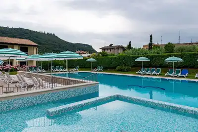 Joli appartement pour 6 personnes avec Wifi, climatisation, piscine, Tv, patio et parking
