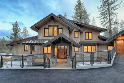 Image de Maison de luxe neuve avec vue sur le fairway