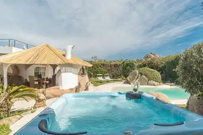 Maison de vacances privée avec climatisation, piscine privée, bain à remous, Tv, patio, parking