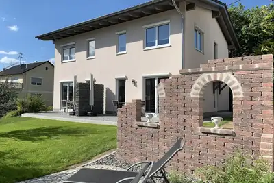 Image de FeWo Morgensonne -Belle maison jumelée avec entrée à la piscine naturelle à Fischach