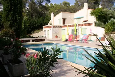 Image de Ă Bagnols-en-ForĂŞt, au calme, avec piscine de belles dimensions
