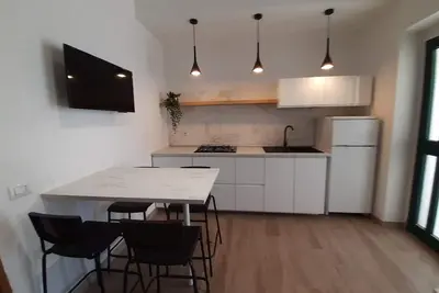 Image de Appartement de deux pièces au rez-de-chaussée d'une villa avec piscine à une courte distance de la plage