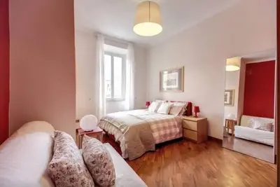 Image de S. Appartement Peter vue sur le mur des Musées du Vatican