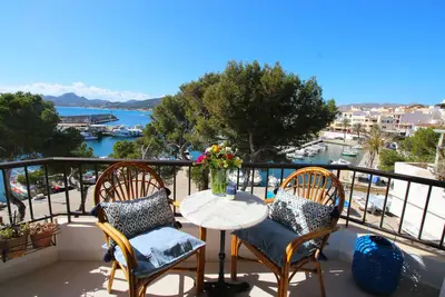 Image de Port Flair emplacement au sommet! Appartements avec vue sur la mer.