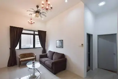 Image de appartement de luxe à distance de marche du centre commercial et du quartier des aliments