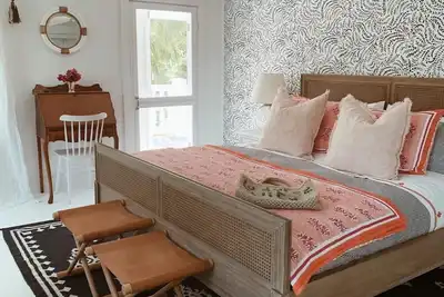 Image de Beautiful Historic Property with pool, minutes to Pink Sand Beach