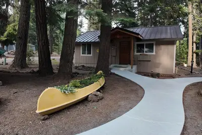 Image de Clean cabin in the woods. . . . Close to Crater Lake!