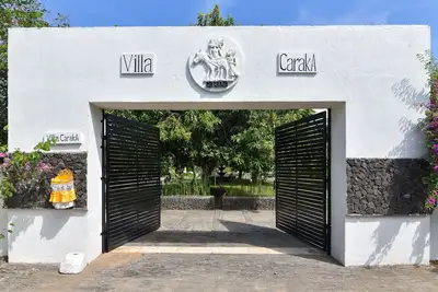 Image de Villa de luxe face à la plage avec grand jardin, piscine privée, personnel et Wi-fi gratuit