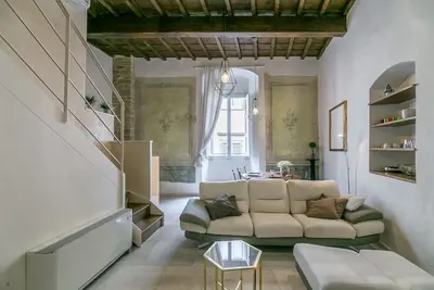 Image de Maison historique et de luxe sur l'une des places les plus célèbres du centre!