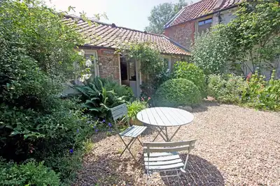 Image de Charmant chalet de plain-pied de catégorie Ii qui accepte les animaux de compagnie dans un endroit paisible.