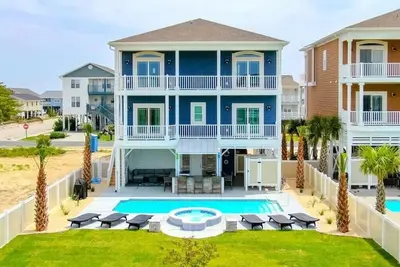 Image de Nouveau Luxury Beach Home w / Putting Green, Tiki Bar, Elevator. . . .