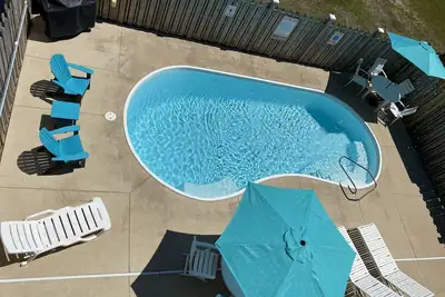 Image de Notre Happy Place - quatre pâtés de maisons de l'accès à la plage, piscine privée, bain à remous