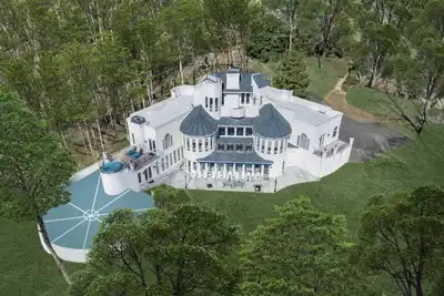 Image de Manoir de luxe au bord du lac avec terrain de basket et piscine intérieure
