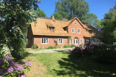 Image de Jette Simmerdeis / Appartement 2 dans la maison au toit de chaume avec jardin aux allures de parc
