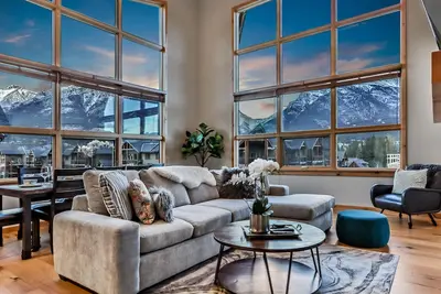Image de Penthouse de coin de luxe 3br \/ 2ba au cœur de Canmore
