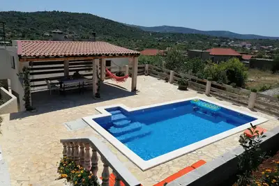Image de Vrsine au cœur de la Dalmatie est la plus belle région de Croatie.