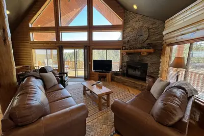 Image de Table de billard, baby-foot, foyer, bain à remous, WiFi, vues magnifiques sur les Black Hills!