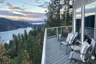 Image de Maison au sommet d'une colline Ă Coeur d'Alene avec une vue imprenable sur le lac