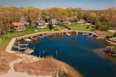 Image de Spectaculaire maison familiale sur la baie de Peconic avec de magnifiques vues sur l'eau