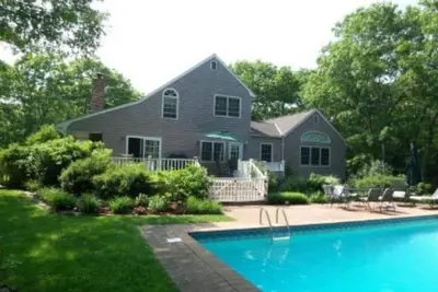 Image de 3500 pieds carrés sur deux acres isolés à East Hampton avec piscine