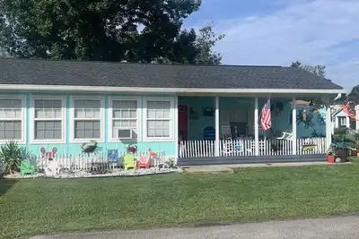 Image de Maison de plage de 3 chambres à Surfside Beach, à distance de marche de la plage, animaux acceptés