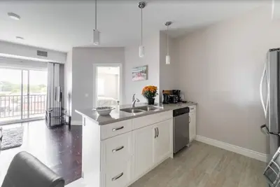 Image de Location exécutive belle et élégante pour des séjours à plus long terme. 2 Br, 2 salles de bain.